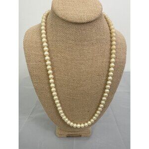 Vintage Classic Cream Single Strand Pearl Necklace With Barrel Clasp